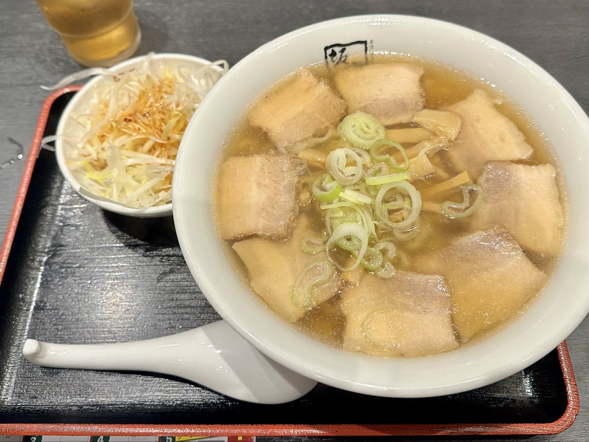 azrael_str's tweet photo. 坂内ラーメン200円引きというキャンペーンに気を大きくして、麺大盛り、チャーシュー増し、辛ネギ追加して、1300円オーバーにしてしまったオッサンの末路。 https://t.co/KE3fHHkq2b