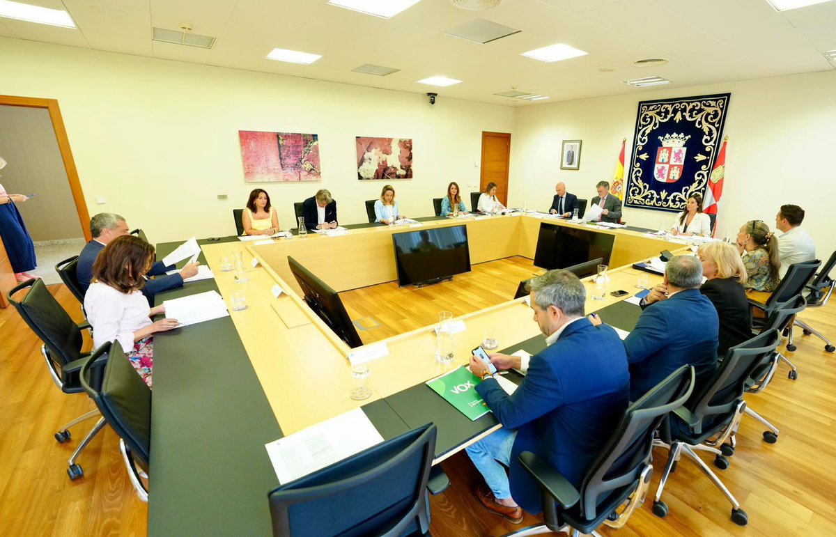 ppacocyl's tweet photo. 🏛️ Esta mañana se han reunido, en las Cortes de #CastillayLeón, la Mesa y la Junta de Portavoces para abordar los asuntos de la actividad parlamentaria. https://t.co/vpUvNlJITy