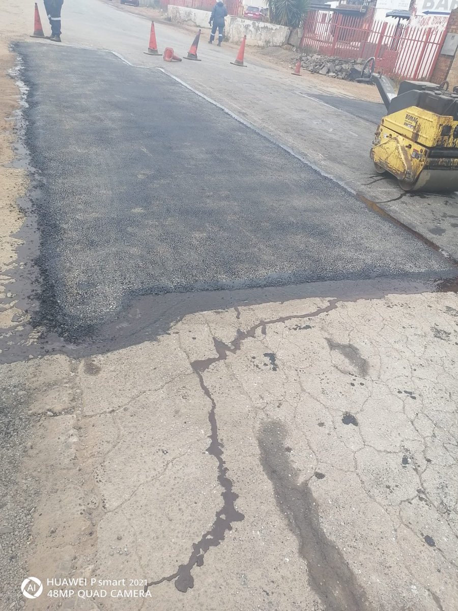 City_Ekurhuleni's tweet photo. 🚧 #FixingTheFrontline #CoERoadsUpdate
Safer roads and smoother journeys are on the way!
Our Roads team is hard at work across 📍#Tsakane, 📍#Geluksdal and 📍#Vosloorus, improving road infrastructure and enhancing road safety for all road users. https://t.co/JmuyH0c5ET
