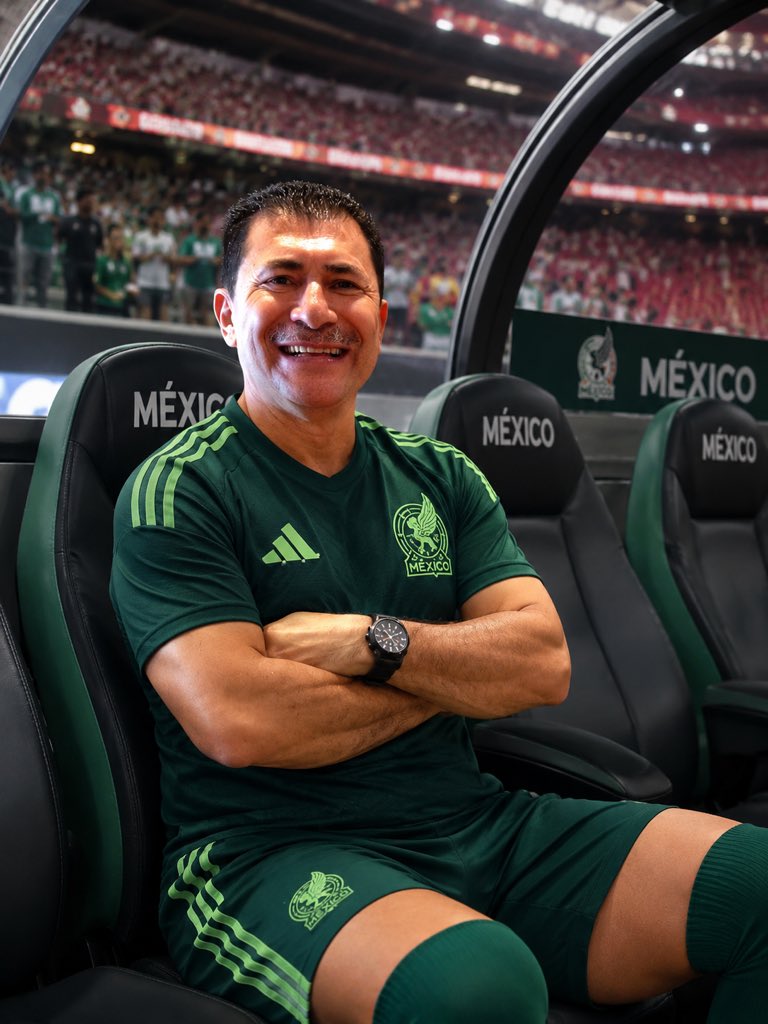 Juan_MolinaB's tweet photo. Listo para apoyar a México 🇲🇽 Desde la banca estratégica,esperando mi oportunidad para entrar en el segundo tiempo.
#VamosMéxico
#MéxicoEnLaCancha
#SelecciónMexicana
#OrgulloMexicano
#SegundoTiempo
#ListoParaEntrar
#EstadioAkron
#Guadalajara
#ADarle
#FelizJueves https://t.co/hQbiAZEEU0