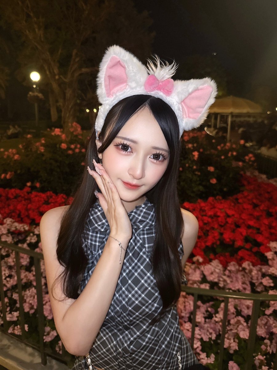maid_mishina's tweet photo. 夏ディズニーの夜は大体前髪がなくなる×  ̫ × https://t.co/NyYfqgyXgH