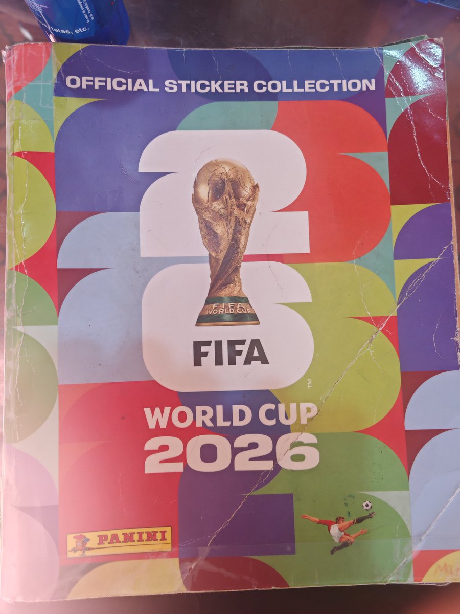 pollomago's tweet photo. Este es el estado en que esta el álbum de mi hijo... Tuve que reconstruirlo y reforzar todas las páginas jajajaja... Esperemos llegue vivo al final del Mundial https://t.co/k7amCuSOyG