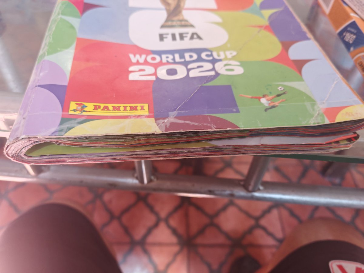 pollomago's tweet photo. Este es el estado en que esta el álbum de mi hijo... Tuve que reconstruirlo y reforzar todas las páginas jajajaja... Esperemos llegue vivo al final del Mundial https://t.co/k7amCuSOyG