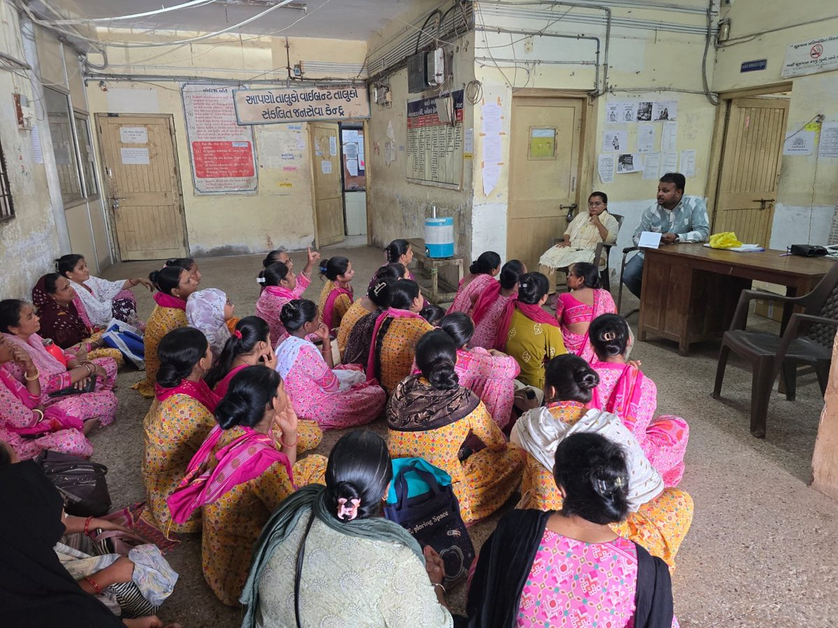 HwcBantiya's tweet photo. આજ રોજ વંથલી અર્બન ખાતે આશા બહેનો અને આંગણવાડી બહેનો ને પોલિયો ની તાલીમ નુ આયોજન કરવામાં આવ્યું તેમાં પોલિયો પ્લાનિંગ બનવામાં આવ્યું અને પોલિયો કામગીરી વિશે માહિતી આપવામાં આવી..
#PolioIec #PolioRavivar https://t.co/9FFlTN45Cz