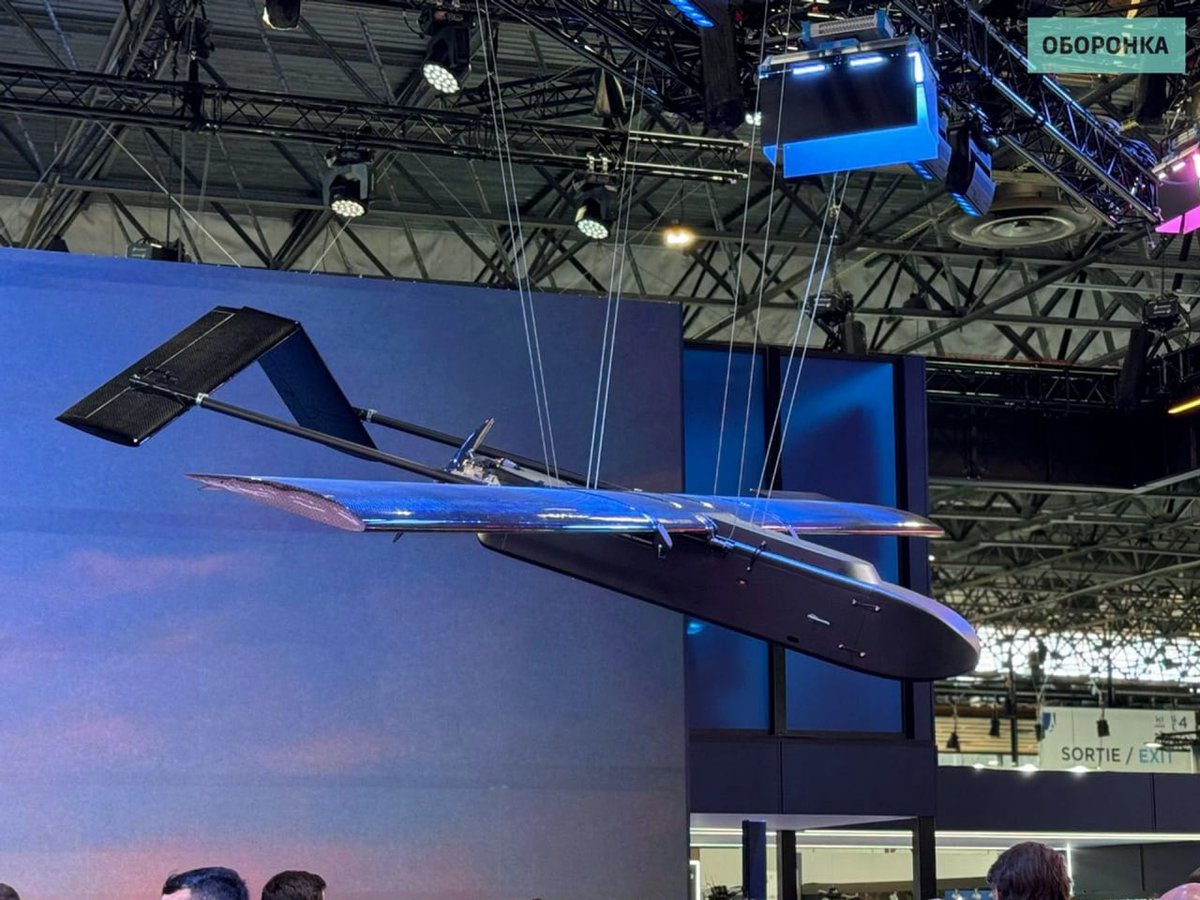 Maks_NAFO_FELLA's tweet photo. 🔄 Fire Point in Paris spoke about the updated FP-1/2 drones with increased range

❗️ 200-kilogram warhead on the FP-2. The drone's flight range with it is 370 kilometers. 

❗️The update will increase the flight range of the "middle strike" to 700 km while maintaining the previous version of the warhead weighing 105 kg.

❗️One of the modifications of the drone in the updated version is equipped with two guides with four unguided C-5 missiles each.

❗️ At the same time, the FP-1 "deep strike" with an additional monotank in the wing will be able to hit targets at a distance of 2,700 km from the launch point. In the previous version, the range of destruction was 1650 km.