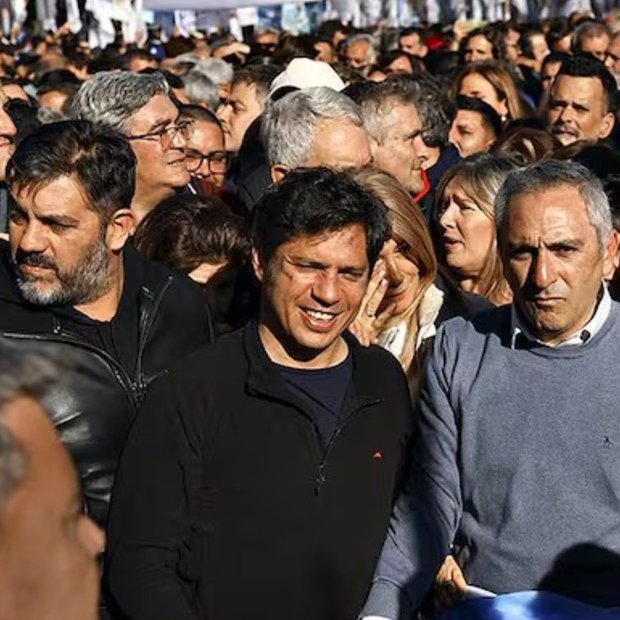 clarincom's tweet photo. EL CRISTICAMPORISMO TRATA DE CONDICIONAR A KICILLOF CON LA MARCHA POR CFK

El cristinismo y La Cámpora presionan a Kicillof con la marcha del sábado por Cristina Kirchner en Parque Lezama. El gobernador no confirmó si asistirá, pero su sector adelantó que se movilizarán el PJ bonaerense y el Movimiento Derecho al Futuro.

La tensión creció después de la intimación judicial por la bandera “De San José a la Rosada”, que llevó a suspender actos en San José 1111 hasta el sábado. La consigna “Cristina candidata”, pese a su inhabilitación judicial, aparece como una forma de marcarle la cancha al proyecto presidencial de Kicillof.

El gobernador ya se pronunció contra la detención de Cristina y la definió como “inocente e injustamente detenida”, pero desde el kirchnerismo le reprochan no hablar de proscripción. “Deberían estar todos los peronistas, es casi una obligación”, advirtió un dirigente cercano a la ex presidenta.

(+) en Clarín: https://t.co/4kydDLYEnt
Foto: Kicillof con Carlos Bianco y Andrés Larroque, en la marcha a favor de Cristina Kirchner en junio de 2025.