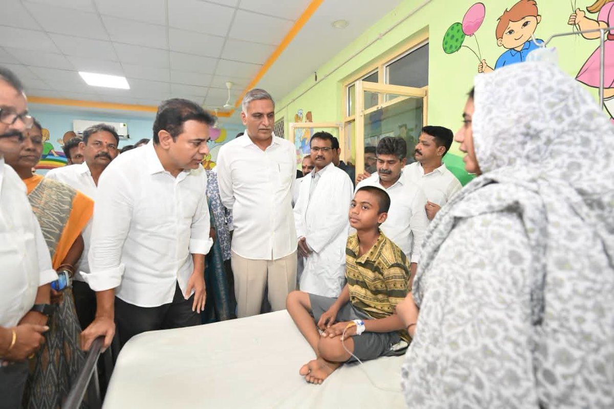 Legend_KTR's tweet photo. రాజన్న సిరిసిల్ల జిల్లా, తంగళ్లపల్లిలో పానీపూరి తిని అస్వస్థతకు గురై ఆసుపత్రిలో చికిత్స పొందుతున్న చిన్నారులను పరామర్శించిన @BRSparty ప్రెసిడెంట్ @KTRBRS మరియు మాజీ మంత్రి, ఎమ్మెల్యే @BRSHarish https://t.co/w1R6f8ZymZ