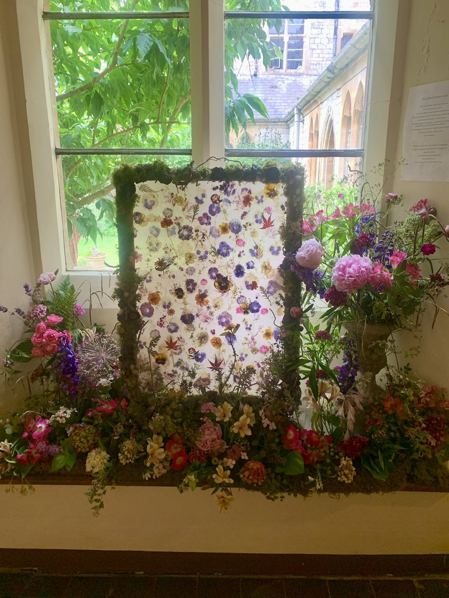 lynnesutton1's tweet photo. Flower festival at Carisbrooke Priory 🌸beautiful local flowers 🌷🌼🌸 https://t.co/O9qTPIpGW0