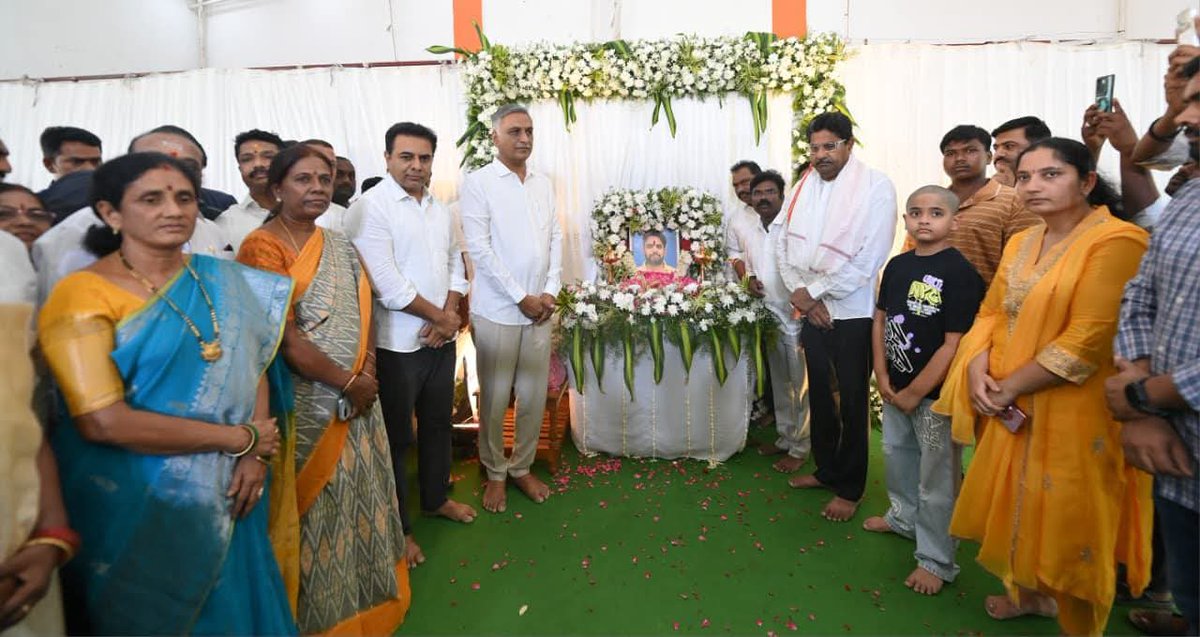 Legend_KTR's tweet photo. సిరిసిల్ల సెస్ చైర్మన్ చిక్కాల రామారావు గారి కుమారుడు చిక్కాల అశ్విన్ రావు ద్వాదశ దినకర్మకు హాజరై అశ్విన్ రావు చిత్రపటానికి నివాళులర్పించి, వారి కుటుంబ సభ్యులను పరామర్శించిన @BRSparty ప్రెసిడెంట్ @KTRBRS మరియు మాజీ మంత్రి, ఎమ్మెల్యే @BRSHarish https://t.co/V5wzcDXyym