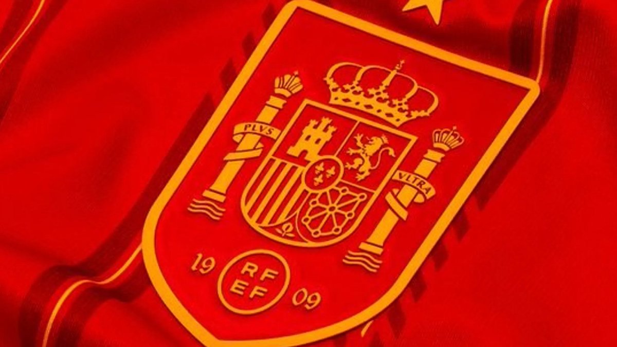 obscat's tweet photo. 🇪🇸A Camisa da Seleção da Espanha é Católica.

- No brasão, Castilla y León representando os Reinos Católicos que fizeram a Reconquista.

- A fruta romã no brasão, significa à conquista de Granada pelos Reis Católicos, Fernando de Aragón e Isabel de Castilla

- As Colunas de Hércules, mostram a palavra Plus Ultra (Mais Além), apontando ao lema do poderoso Carlos V de Habsburgo, mostrando a valentia dos espanhóis nas conquistas das grandes navegações, formando assim um imenso Império com vices-reinos.