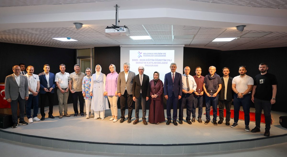 akpartiselcuklu's tweet photo. İlçe Başkanımız Sayın Arif Bağcı ve Selçuklu Belediye Başkanımız Sayın Ahmet Pekyatırmacı ile birlikte Selçuklu Gelişim ve Teknoloji Akademisi’nde düzenlenen “Sergi ve Katılım Belgesi Takdim Programı”na katıldık.

Yıl boyunca büyük emek ve özveriyle hazırlanan çalışmaların yer aldığı sergiyi inceleyerek kursiyerlerimizin ortaya koyduğu başarılı projeleri yakından görme fırsatı bulduk.

Teknoloji üreten, araştıran ve geliştiren bir neslin yetişmesine katkı sunan tüm eğitmenlerimize teşekkür ediyor, azimleri ve başarılarıyla gurur duyduğumuz kursiyerlerimizi tebrik ediyoruz.