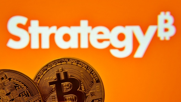 pentabase_dlt's tweet photo. Cracks may be emerging in Michael Saylor's Bitcoin accumulation machine. 📉

STRC, the variable-rate perpetual preferred stock issued by Strategy (MSTR), has broken below its $100 par value and recently traded in the $83–$89 range.

Market participants believe investors are rotating into higher-yield alternatives, as STRC's dividend rate of 11.5% currently trails SATA's 13.69%.
At the same time, Bitcoin's roughly 50% decline from its peak has weakened confidence in the instrument.
STRC has been one of Strategy's key funding vehicles for acquiring additional Bitcoin.
When the stock trades below $100, the company's ability to efficiently raise capital through new issuances becomes significantly less attractive. ⚠️

Some analysts have raised concerns about a potential "death spiral."
However, unlike the LUNA collapse, STRC has no maturity date, no margin calls, and no forced liquidation mechanism, making the structure fundamentally different.
Overall,
the STRC depeg appears less like a system failure and more like a market repricing event driven by lower yields, Bitcoin weakness, and growing competition from alternative products.
Bitcoin's price direction and Strategy's willingness to increase dividend rates are likely to be the key factors investors watch going forward. 👀