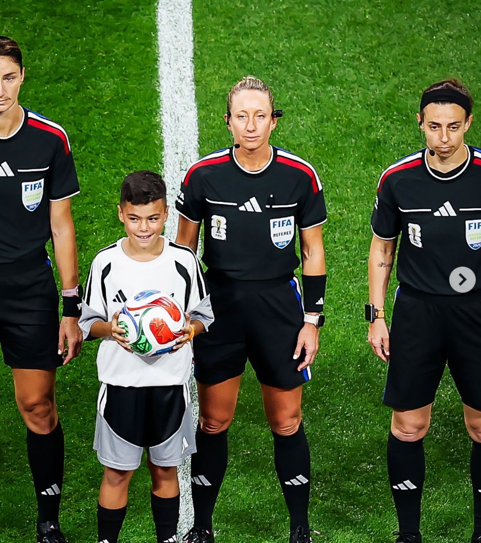 LaCasacaBlog's tweet photo. La estadounidense Tori Penso y su equipo son la segunda terna arbitral femenina en dirigir en una copa del mundo. Por esto adidas le hizo una camiseta especial con las tres tiras en los colores nacionales. https://t.co/4fa1P01GNh