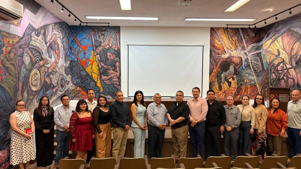 cedhsonora's tweet photo. La Comisión Estatal de Derechos Humanos y la Fiscalía General de Justicia del Estado de Sonora sostuvieron una reunión de trabajo con el objetivo de fortalecer los mecanismos de vinculación institucional en materia de acceso a la justicia, atención a víctimas y protección de los derechos humanos.

El encuentro estuvo encabezado por el Presidente de la CEDH Sonora, Lic. Cervando Flores Castelo, acompañado de su equipo de trabajo, así como por el Fiscal General de Justicia del Estado, Lic. Gustavo Rómulo Salas Chávez.

También participaron el Vicefiscal de Investigación, Lic. Jesús Francisco Moreno Cruz; la Vicefiscal de Feminicidios y Delitos por Razones de Género, Lic. Rosario Amada Sánchez Hurtado; el Vicefiscal de Control de Procesos, Dr. Ramón Tadeo Gradías Enríquez; así como personal de distintas áreas de la Fiscalía.

Durante la reunión se abordaron temas relacionados con la coordinación institucional, el seguimiento de asuntos de interés común y la importancia de contar con canales de comunicación que contribuyan a una atención más oportuna, sensible y efectiva para las personas.

La CEDH Sonora reafirma su compromiso de trabajar por la defensa, promoción y protección de los derechos humanos, impulsando espacios de diálogo institucional que permitan fortalecer la atención a la ciudadanía y el acceso efectivo a la justicia