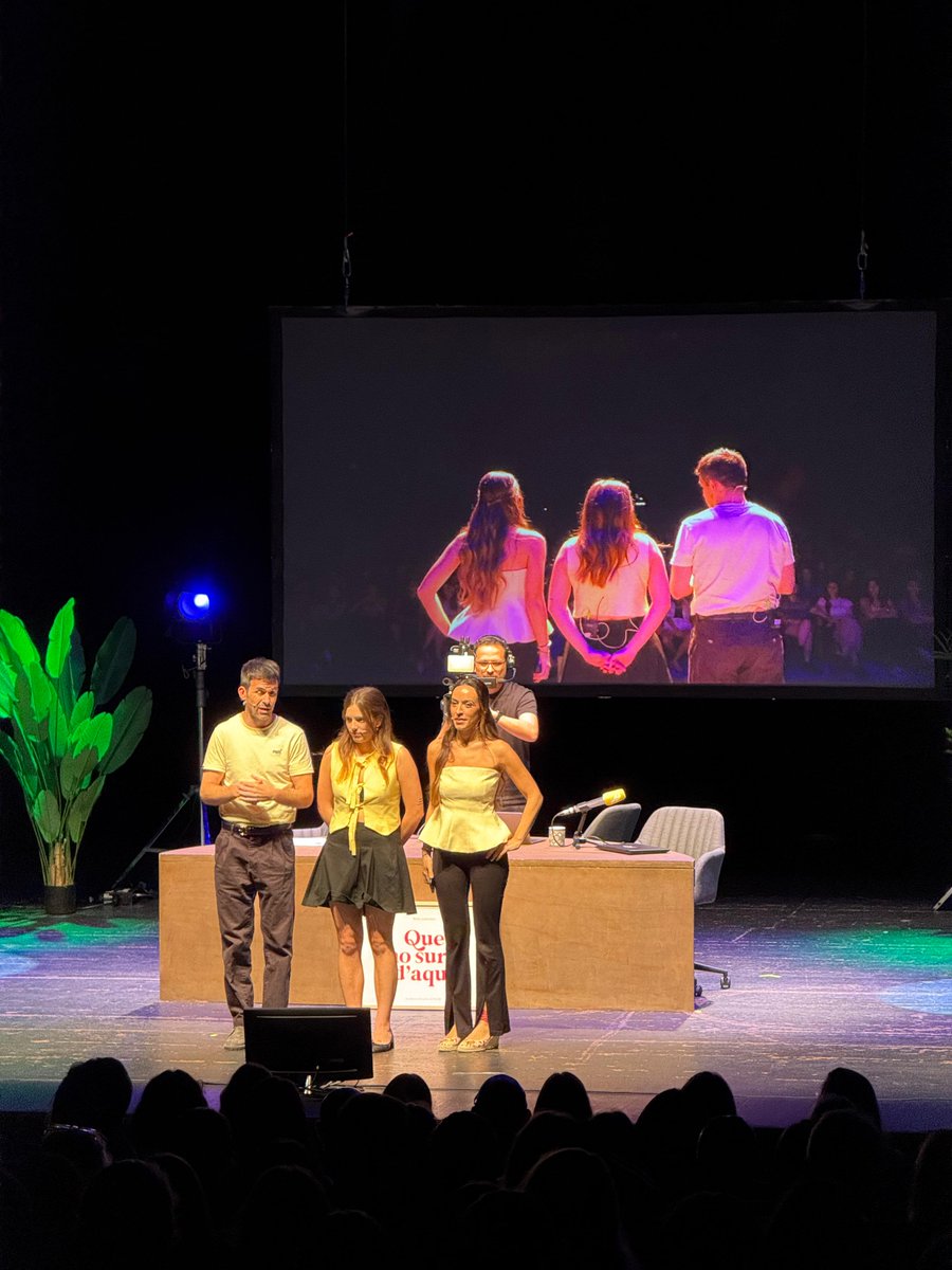 crisalidestudio's tweet photo. La gira de teatres del QNSA tanca amb una xifra de gairebé 9.000 espectadors en 8 funcions  

Barcelona, Tarragona, Cervera, Vilafranca del Penedès, Girona i Mataró han estat testimonis de molts secrets i  exclusives 🤫 

Gràcies per omplir els teatres ✨
https://t.co/59DLTxt4S8 https://t.co/zX86a4guO4