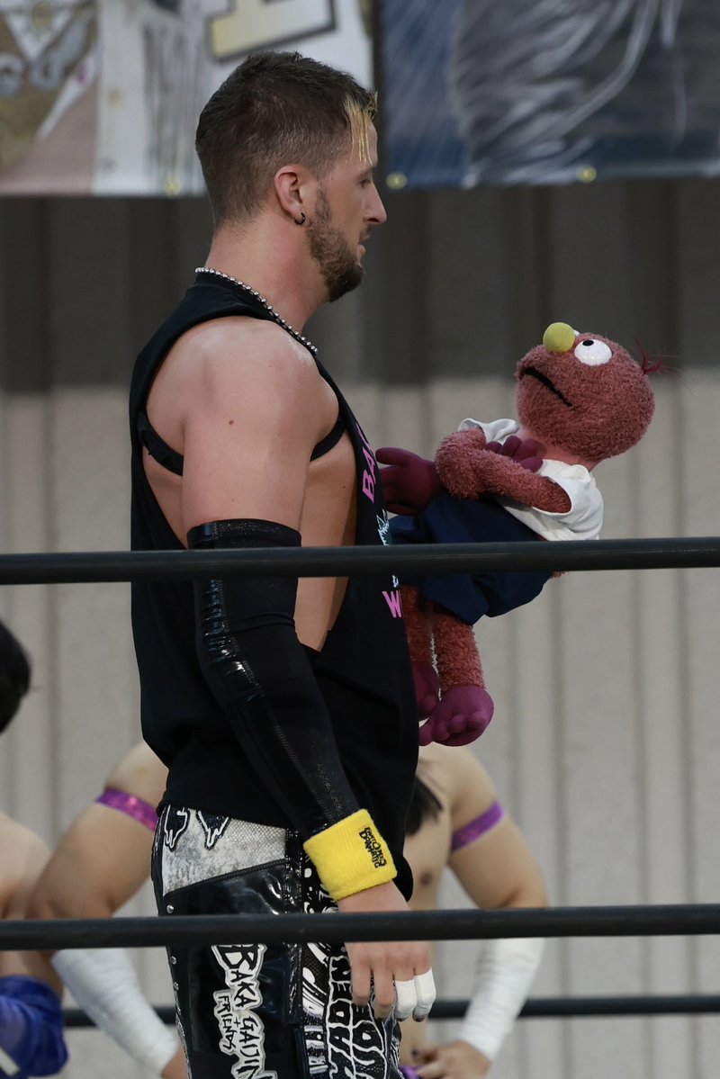 OBEYBrookes's tweet photo. ブンブン、久しぶりだね…
でも、やっぱり僕の腕の中にいる時が一番生き生きしているように見えるよね？
私がいなくて寂しかったからハゲちゃったの？ https://t.co/QMBTj9zDOh