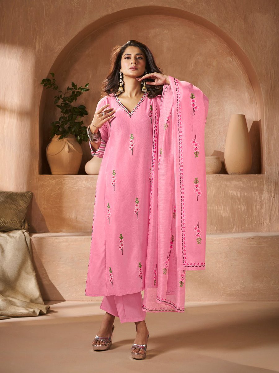 Koyal_kang's tweet photo. Bhama Collection is at its best when the queen of beauty Jen graces it with her radiant presence. ✨ 😍

#JenniferWinget https://t.co/7voTfJ4vWZ