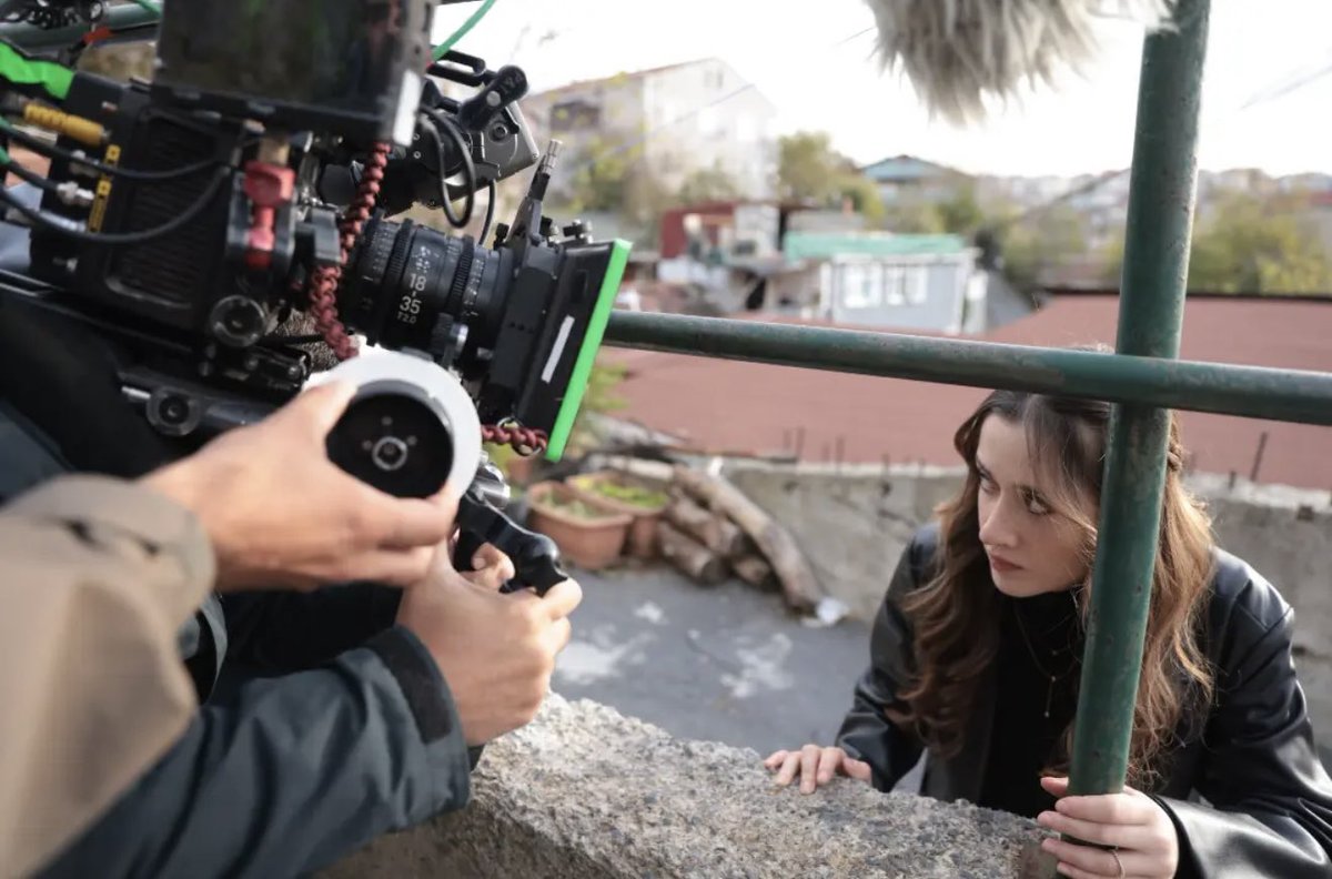 melixemsu's tweet photo. Mrs Sneaky Mercan 🤭

#ilsudemirci #arafta #emsu #MerTeş https://t.co/bgPbe6YbCu