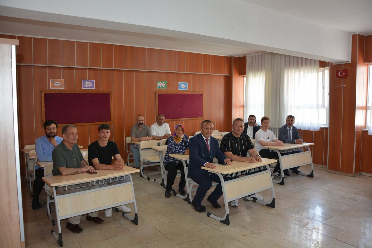 SefaSerdal's tweet photo. Okul kermesinde öğrencilerimiz ve velilerimizle bir araya geldik. Geleceğimizin yatırımı olan eğitimde, okul-aile iş birliğini güçlendiren bu anlamlı etkinlikte emeği geçen herkesi tebrik ediyor, öğrencilerimize başarılı bir gelecek diliyorum. https://t.co/rx0si4cd2U