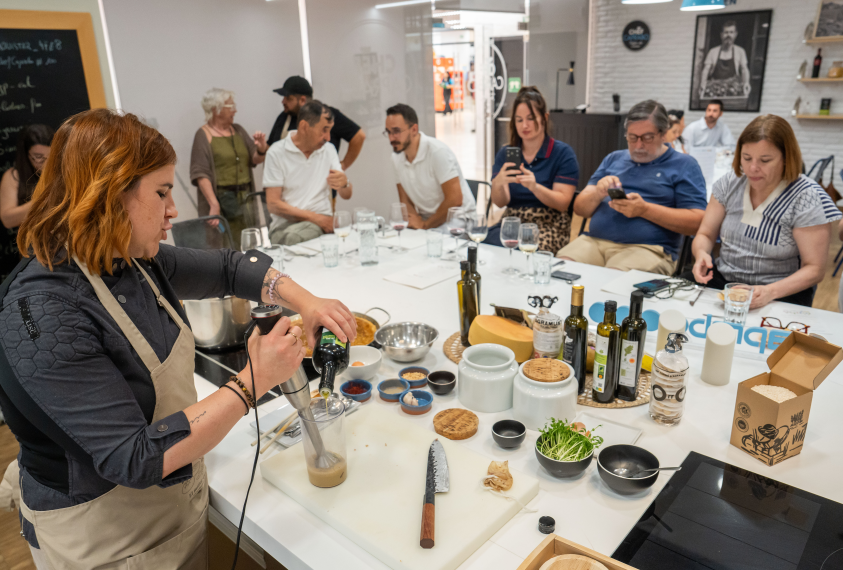 ejozg's tweet photo. Avui s'ha celebrat la JORNADA GASTRONÒMICA @caprabo dels 5 OLIS DOP Catalans, amb un showcooking de @foodmelodiesfm
a l'espai #ChefCaprabo de l'@lilladiagonal
@DOP_IGP_cat @coopagrariesCAT
@DOPLesGarrigues @dopoliterraalta
@DOP_Siurana #DOPOlidelBai EbreMontsià,
@oliemporda https://t.co/wUHQzWiWwa