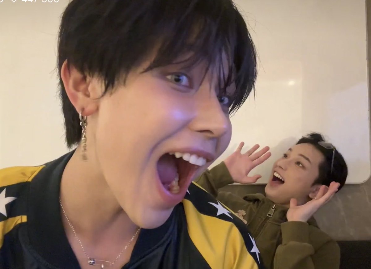 rorateez's tweet photo. HARULAS live 😂
#harua #nicholas #nicho #harulas #andteam https://t.co/fBrfqhUNPH