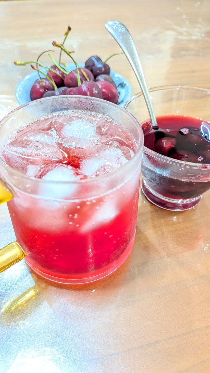 miryle_rouge's tweet photo. アメリカンチェリー煮たシロップを炭酸で割った https://t.co/zhJWR5Gd4Q