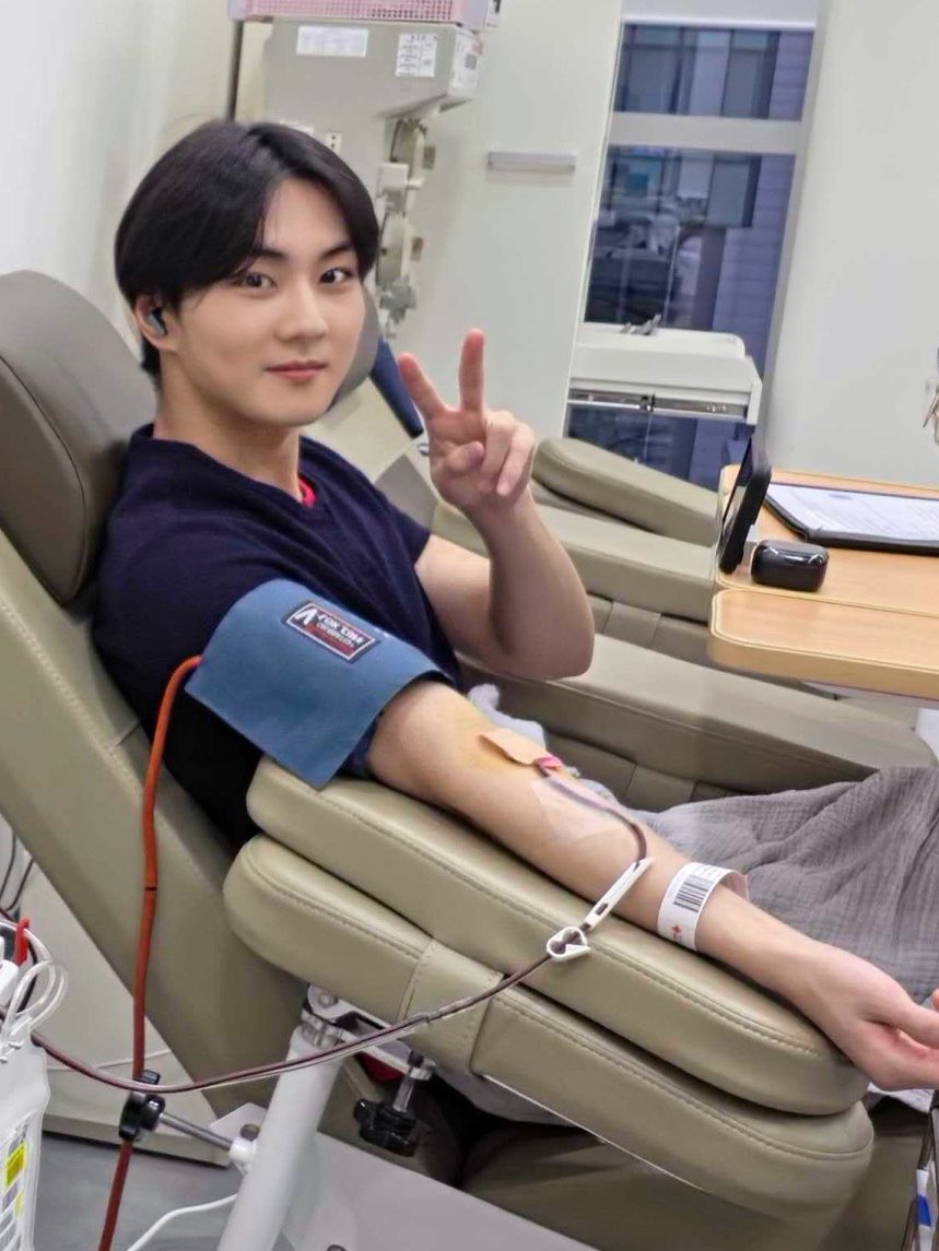 Letterjjung's tweet photo. 정원이 헌혈 하면서 이어폰 끼고 뭐 보고 있었나부다 동글동글 귀여워…. // 🥺🥺 https://t.co/MbQoF5Swah