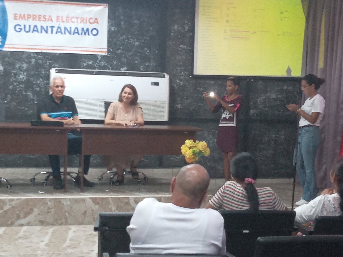 ElecGuantanamo's tweet photo. Los eléctricos guantanameros tuvimos el orgullo de ser sede de una sesión de la jornada por el 48 edición de la segunda jornada de arte y literatura Regino E. Boti , patrocinada por el centro provincial del libro y la literatura en la provincia.#LoquenosUNEcompromiso. https://t.co/yC4h8pfa1D