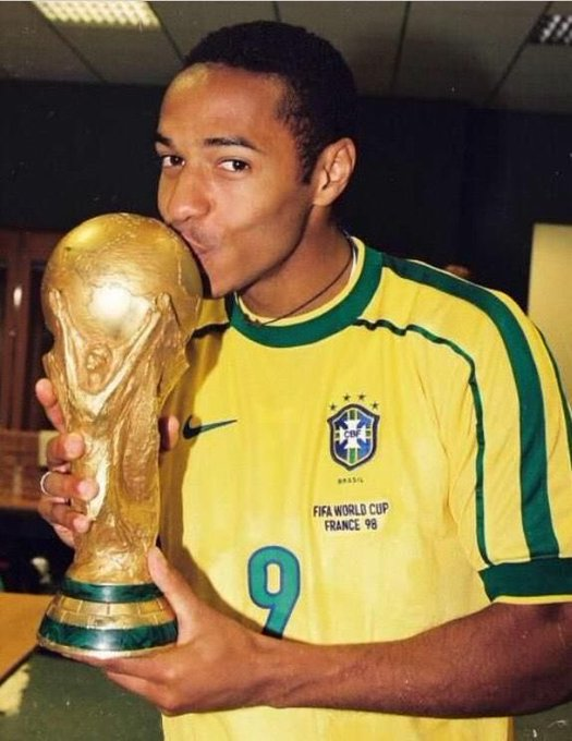 Han_FCB's tweet photo. @ronaldowarrior ask pendu to recreate a photo like this😂😂😂😂 https://t.co/kwUqfRwYlJ