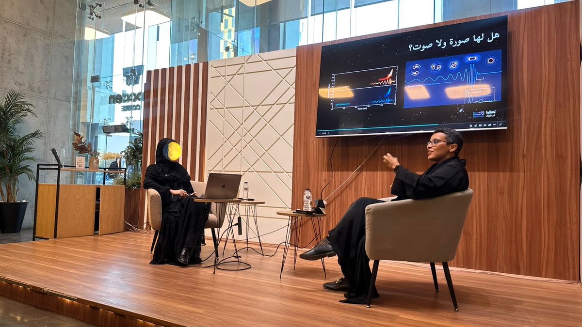 TakyaInSpace's tweet photo. خلال هذا الأسبوع أقمنا تكيتنا الثانية مع @edhaah1 💡

كان يدور ببالي سؤال، وش بيصير لو أندمجت ثقوب سوداء🌟؟ 

تموج في نسيج الزمكان؟ وش المقصود أصلاً بالزمكان🤔؟ 

كل هذا وأكثر أجابته ريم الفايدي @alfaidireem 
بدأت قصتها بس بسؤال (كيف؟) لحتى ما ركزت ببحث عن موجات الجاذبية 〰️✨! https://t.co/8xI0RTG1v5