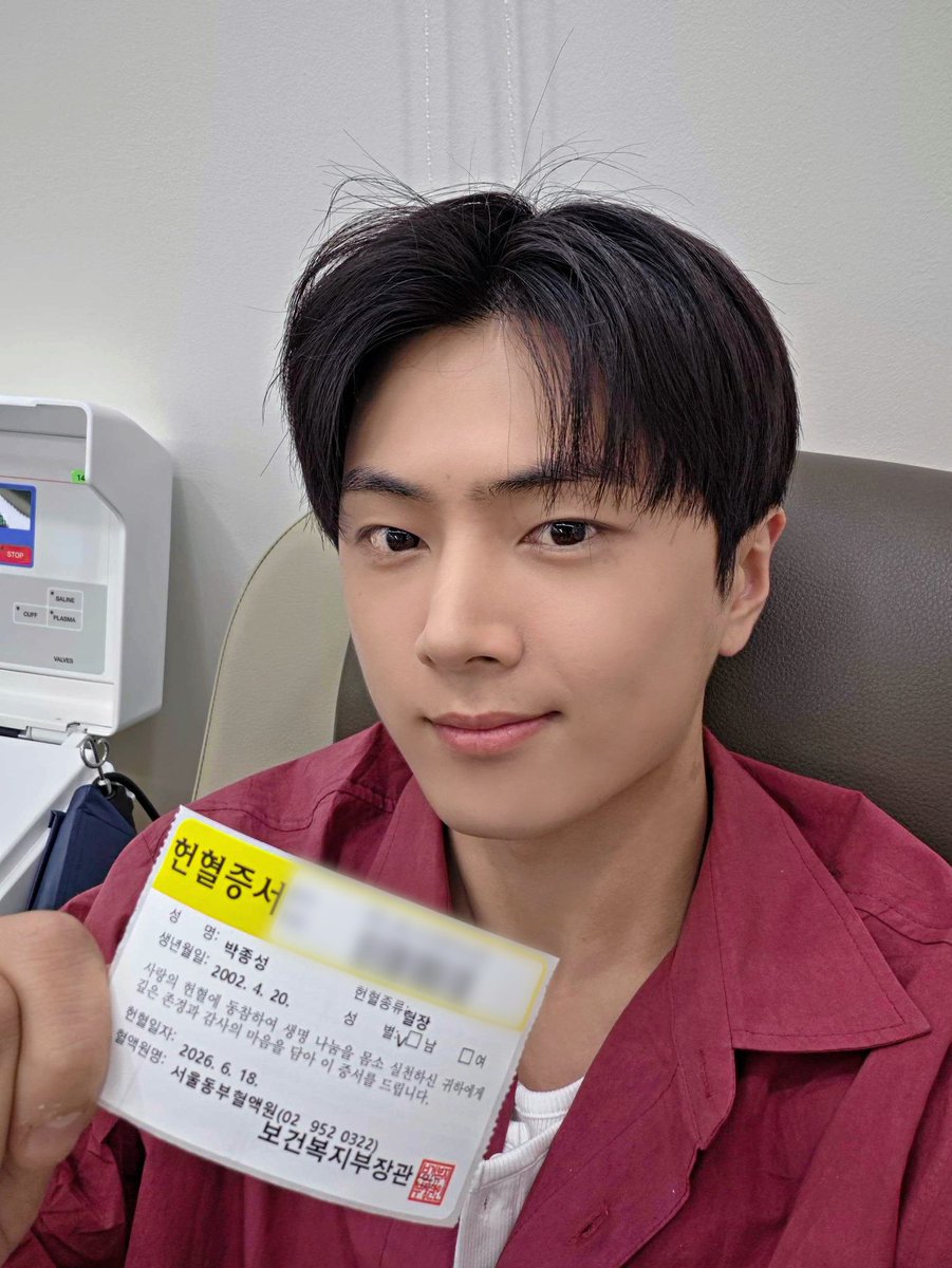 balmyverse's tweet photo. 헌혈하는데 이렇게 잘생겨도 되나요ㅜㅜ https://t.co/350Pu0VsnR