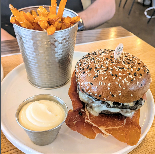 azygous60610's tweet photo. Is a $24 burger (without fries) worth your time and hard-earned dollars? The newest SAVOR with Andrew article (https://t.co/o5y3Czna5s) is about my visit to Chicago's Gordon Ramsay Burger. #dining @GordonRamsayGRR #burgers #FoodieLife #writing https://t.co/KpTInRkO8d