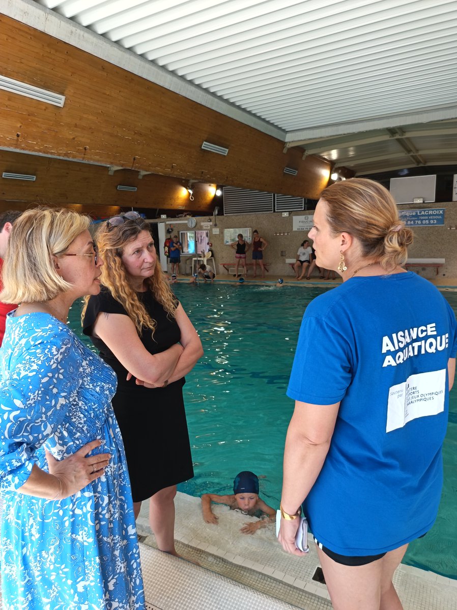 DSDEN70's tweet photo. #aisanceaquatique. Formation de formateurs en présence de @CatherineRidard, IA-DASEN et Fabienne Tricotet, A-DASEN à la piscine des Canetons de Vesoul. But : apprendre à évoluer en sécurité et prévenir les noyades. @acbesancon @NathalieAlber15 @MartinMariot https://t.co/5hwwEFJYqn