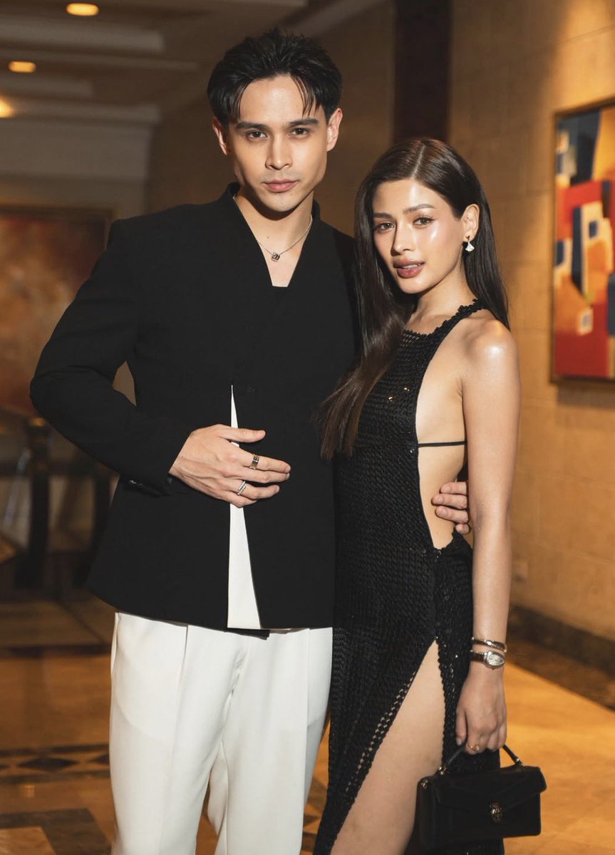 CHNDRlA's tweet photo. YES SLAY ITTTT PARENTS !! 🫡🔥 hollywood vibes ang attacc ★彡

MARTSARI ROAD TO FOREVER https://t.co/IM7hAfRlQK