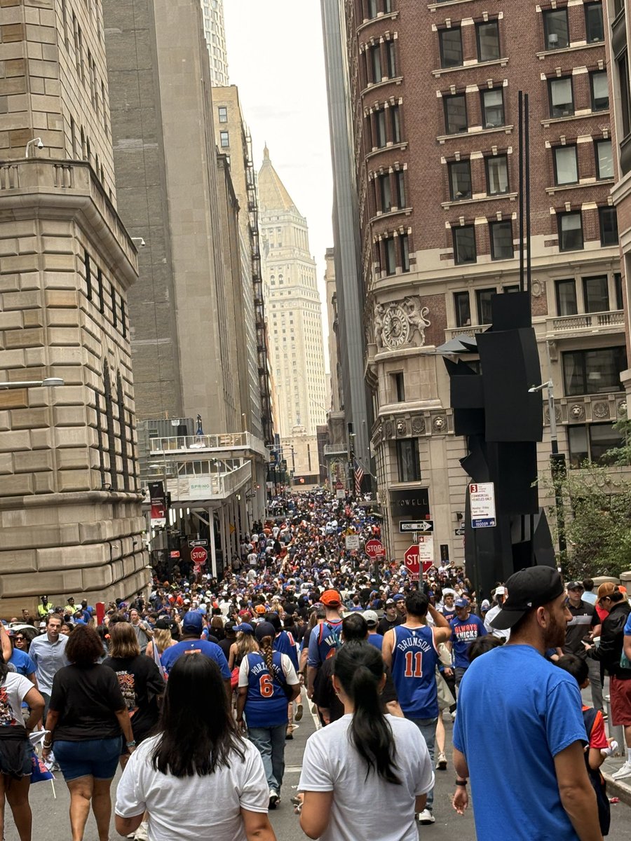 ramonaloveexx's tweet photo. On the way to city hall.. insane crowd https://t.co/Hx4fhmzoYo