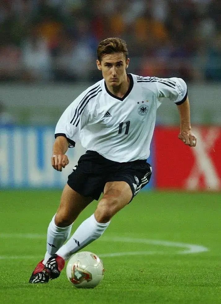 Fandom_ID's tweet photo. Meski kini rekornya telah disamai oleh Lionel Messi, namun Miroslav Klose tetap menjadi salah satu nama yang paling identik dengan Piala Dunia

Yang menarik, Klose tidak pernah memenangkan Ballon d'Or, tidak pernah menjadi wajah utama sepakbola dunia, dan jarang masuk dalam perdebatan pemain terbaik sepanjang masa

Namun saat mengenakan jersey Jerman, ia hampir selalu tampil efektif

Puncaknya terjadi pada 2014 ketika ia melewati rekor Ronaldo Nazário dan membantu Jerman menjuarai dunia

Jika hanya melihat performanya, apakah Klose layak disejajarkan dengan para legenda terbesar sepakbola?