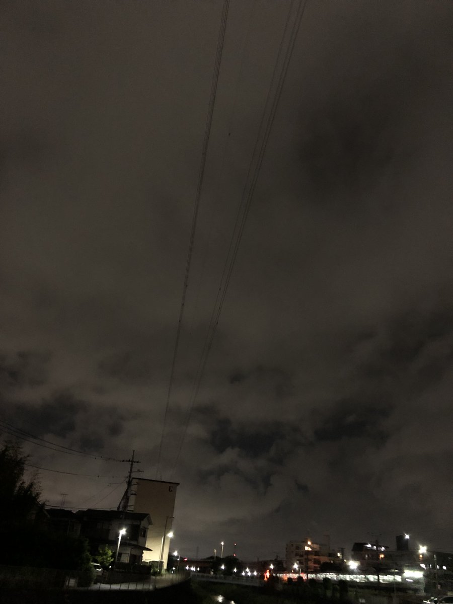 yours_key's tweet photo. 昨日撮った空だよ、お母さんがいなくなってから空なんて撮れなかったけど、昨日は空の雲がドーム状に広がってるのを見て、地球は丸いんやな、世界は円形に広がってるんやと思ったんだよ、 https://t.co/ZmEcDO6pGI