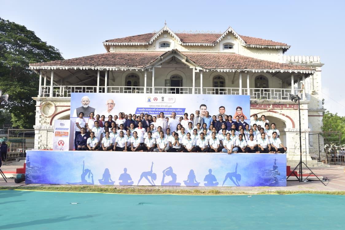 CollectorJamngr's tweet photo. આજરોજ વડાપ્રધાનશ્રી નરેન્દ્ર મોદી સરકારના ૧૨ વર્ષ પૂર્ણ થવા નિમિત્તે ‘વિકાસ, વિશ્વાસ અને જનકલ્યાણ’ કાર્યક્રમોની શ્રેણી અંતર્ગત જામનગરના અજીતસિંહજી પેવેલિયન, ક્રિકેટ ગ્રાઉન્ડ ખાતે રાજ્યના શિક્ષણ મંત્રીશ્રી રીવાબા જાડેજાની ઉપસ્થિતિમાં યોગ શિબિરનું આયોજન કરવામાં આવ્યું હતું. https://t.co/HWWWImEIW6