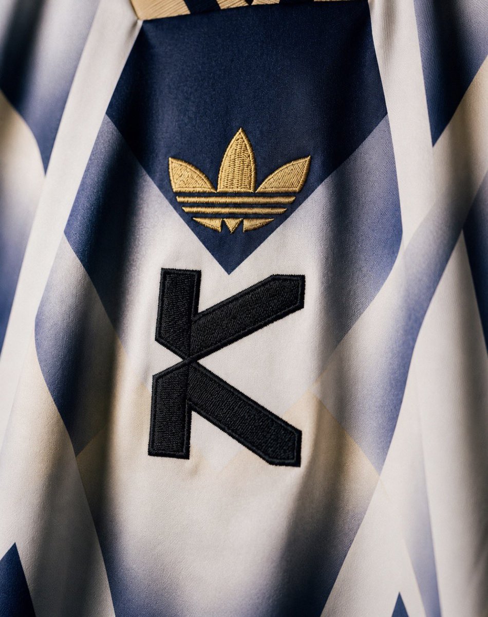 09_otiscrypto's tweet photo. This KAST jersey looks ready for World Cup season. 

Clean design, embroidered details, and a logo that stands out without trying too hard.

Whether it’s match day with friends or cheering from home, this is the kind of kit I’d proudly wear.

Football vibes. KAST vibes. 🖤

@KASTxyz @Coleta_Cripto