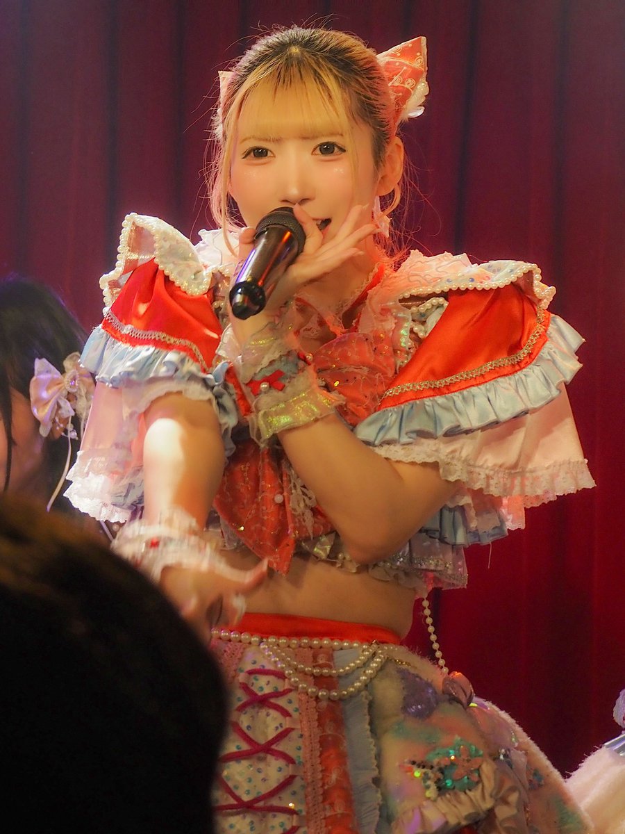 ushiro_LR's tweet photo. マイクこの持ち方しちゃう https://t.co/VHi6vVxwMz