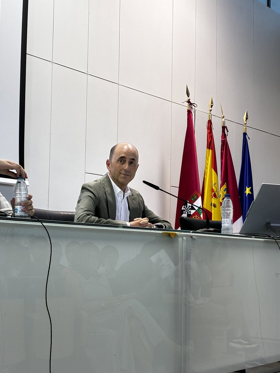 MAmbBioquimUCLM's tweet photo. Nuestra facultad ha acogido la VIII Jornada Divulgativa y Formativa de la Química de la @RSEQ_ST_CLM, donde ha impartido una conferencia nuestra compañera María José Ruiz y han recibido premios nuestros compañeros Mario Gutiérrez y Mario de la Hoz https://t.co/Hzy09rYNkl