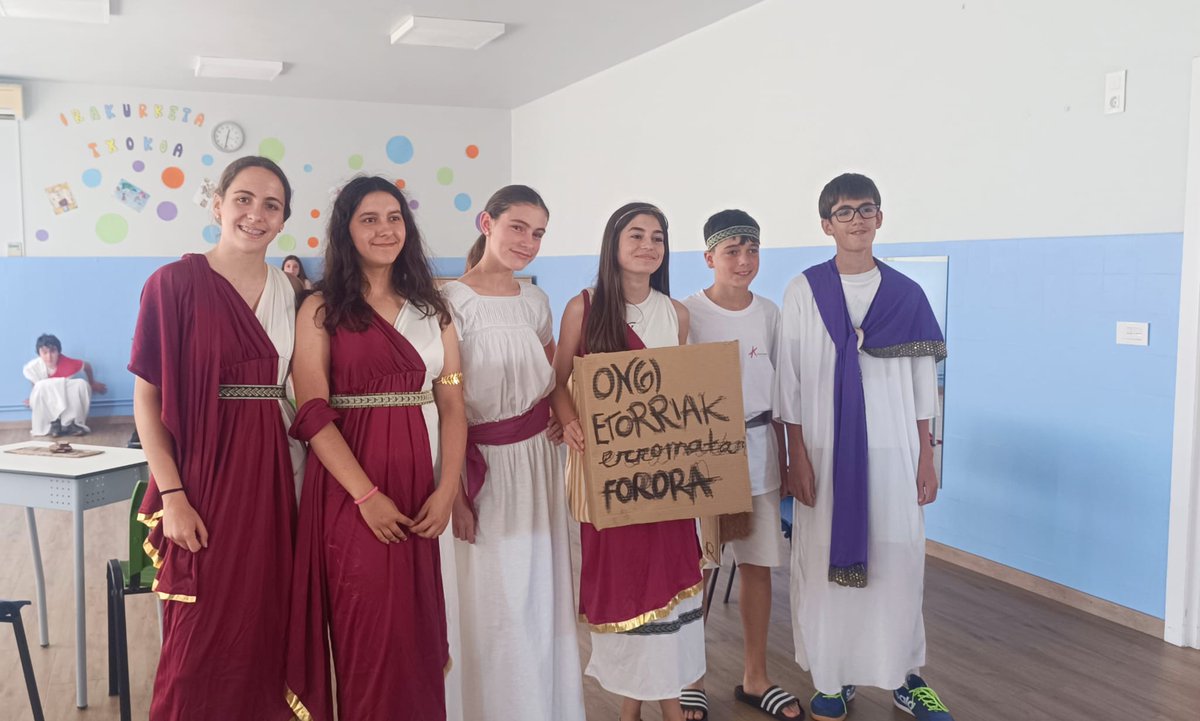 KARMENGOAMADBH's tweet photo. DBH1
Erromatarrak bihurtu gara. 
Erromako gizartea antzeztu dugu: agintariak, gladiadoreak, soldaduak, foroa, herri-xumea... https://t.co/TbRqqxHkfP