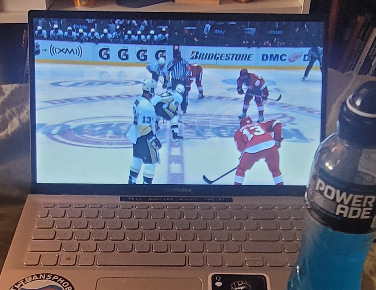 fagdykehockey's tweet photo. watching the 2009 cup final and hoping the cold of the rink makes it to my room #overheating #heatwave https://t.co/E5DWXHXF2L