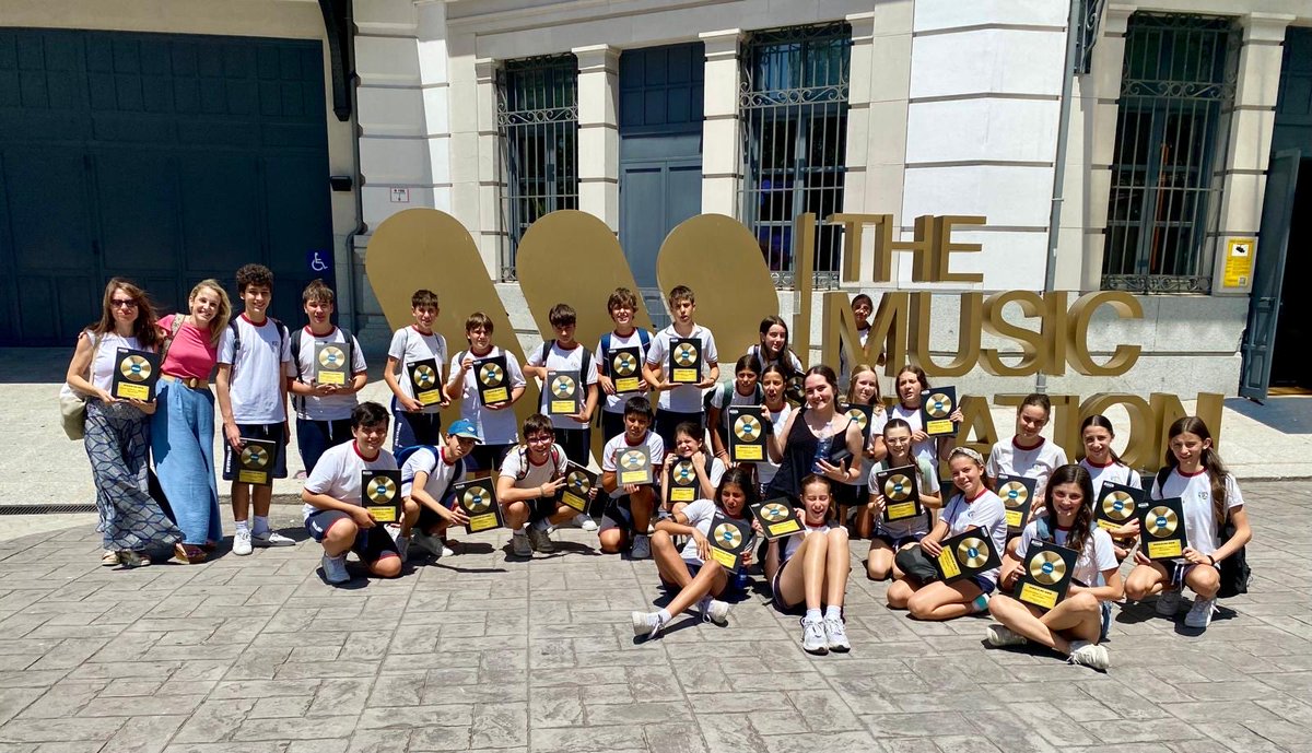 ARTESecm's tweet photo. El colegio @MercedariasTC  ha recogido el premio del proyecto “Mola tu flow” en la fundación Music Station de Warner Music donde han realizado una grabación profesional en los estudios de Warner Music. Desde @ecatolicmadrid  os damos la enhorabuena y ! ánimo artistas! https://t.co/iwVyx6MaHA