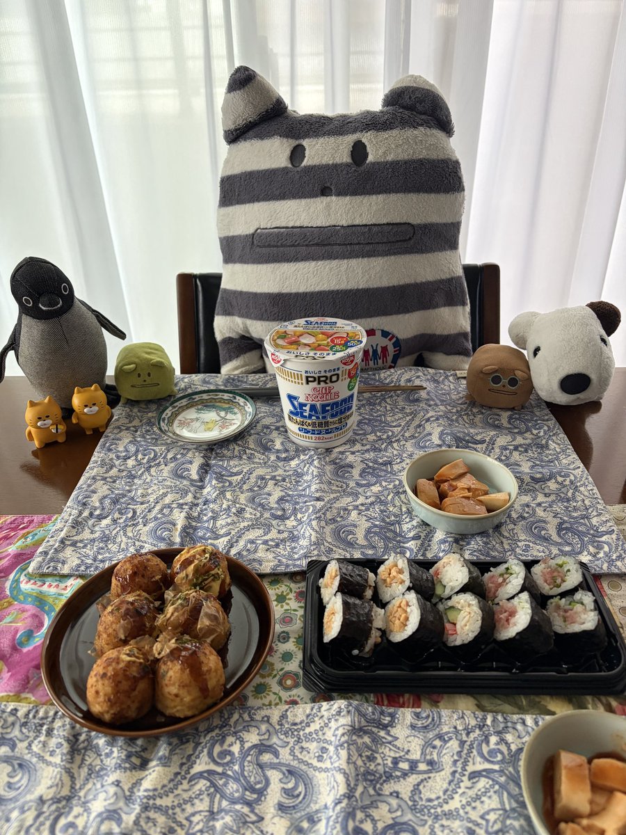 michineko's tweet photo. 6/7
朝ごはん
・パン、メロン、ギョニソー
昼ごはん
・カップ麺、たこ焼き、中巻き、豆腐
夜ごはん
・肉まん、砂肝のコンフィ、キャベツ豆乳坦々スープ、にんじんとじゃがいもの細切り炒め
伊勢丹で買ってきた肉饅。
美味しかった〜 https://t.co/1CwHc8D861