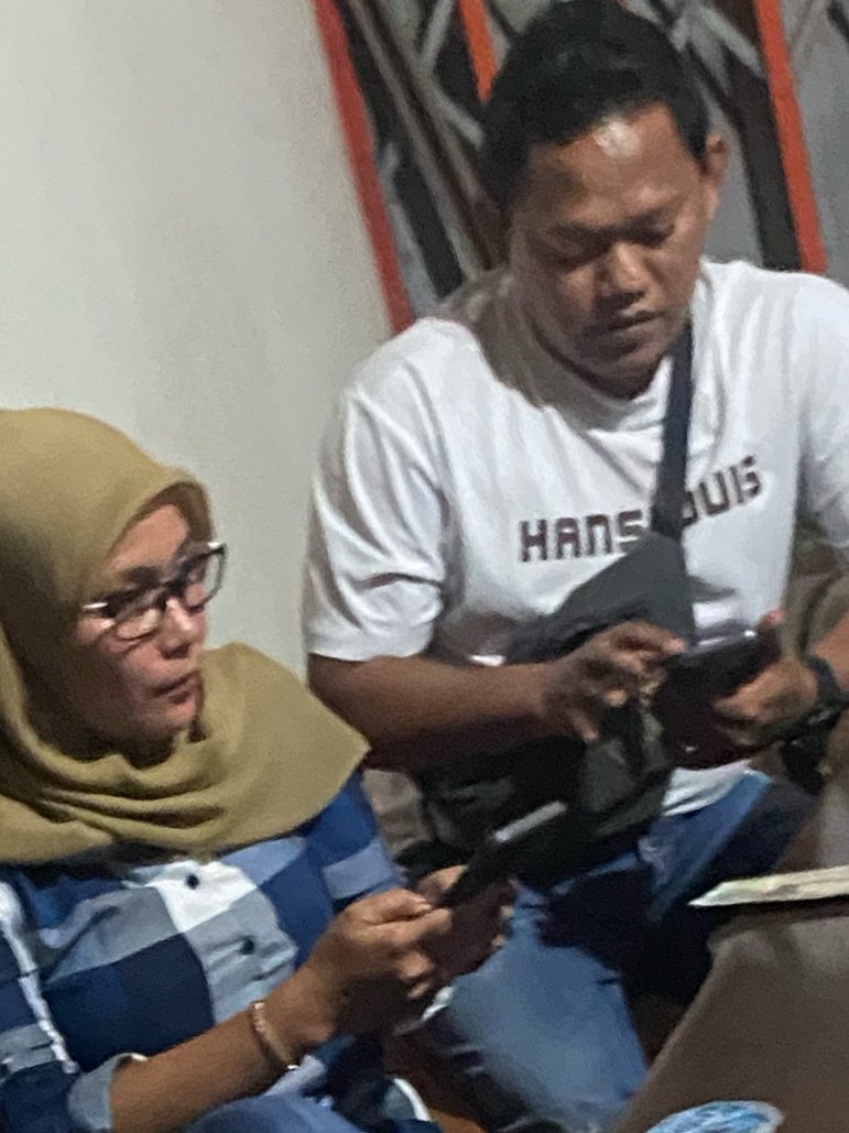 Prshhphoneizh's tweet photo. moots help rt pls siapa tau dari rt kalian nyebar dan ada yang kenal muka" orang ini... 
jadi ini kejadiannya dari bulan oktober 2025.. sebelumnya aku udh up di akun lain tapi sepi😔 sekarang baru ada tenaga buat ngurusin komplotan penipu ini https://t.co/tgSfomu5xg