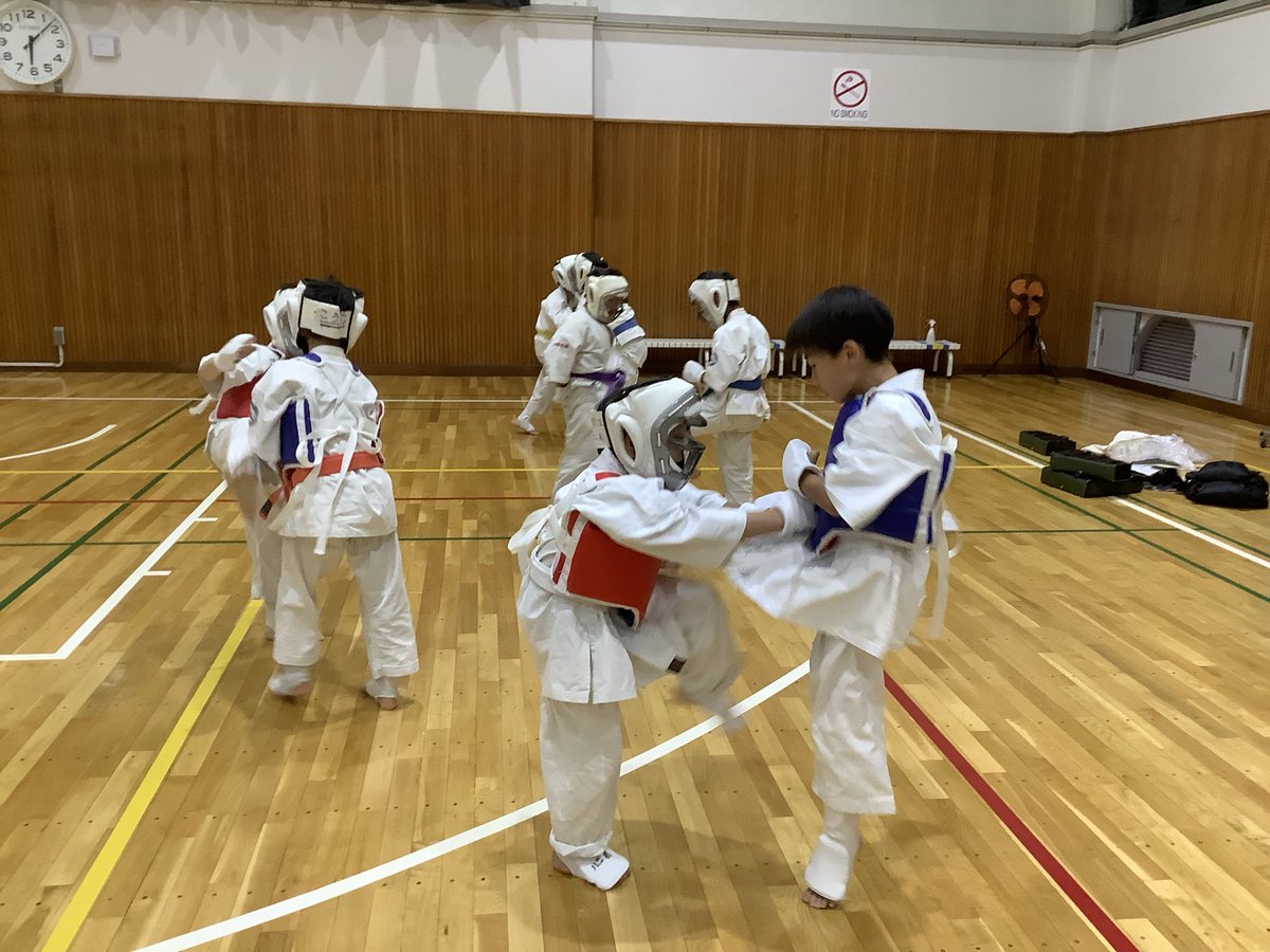 bugenjukukantou's tweet photo. 空手道武現塾 穴川教室
新人の子でもボディプロテクター着用しての組手で安心(^^)
誰でも安心です♪
https://t.co/a0w30NZ0e9
#空手道
#武現塾
#千葉市
#稲毛
#小学生 https://t.co/5iEiveqNL0