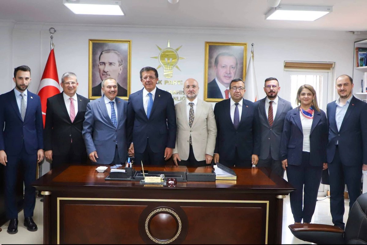 akpartiafyon's tweet photo. Genel Başkan Yardımcımız ve Ekonomi İşleri Başkanımız Nihat Zeybekçi, Ekonomi İşleri Başkan Yardımcımız ve 23. Dönem Milletvekilimiz Av. Zekeriya Aslan ile Denizli İl Başkanımız Muhammet Subaşıoğlu’nu İl Başkanlığımızda misafir ettik.

İl Başkanımız Av. Turgay Şahin’in ev sahipliğinde gerçekleşen ziyarette, önceki dönem Orman ve Su İşleri Bakanımız Veysel Eroğlu, il başkan yardımcılarımız, il yönetim kurulu üyelerimiz ve teşkilat mensuplarımız da yer aldı. 

Kıymetli ziyaretleri ve verimli istişareleri dolayısıyla Sayın Nihat Zeybekçi ve beraberindeki heyete teşekkür ediyoruz.