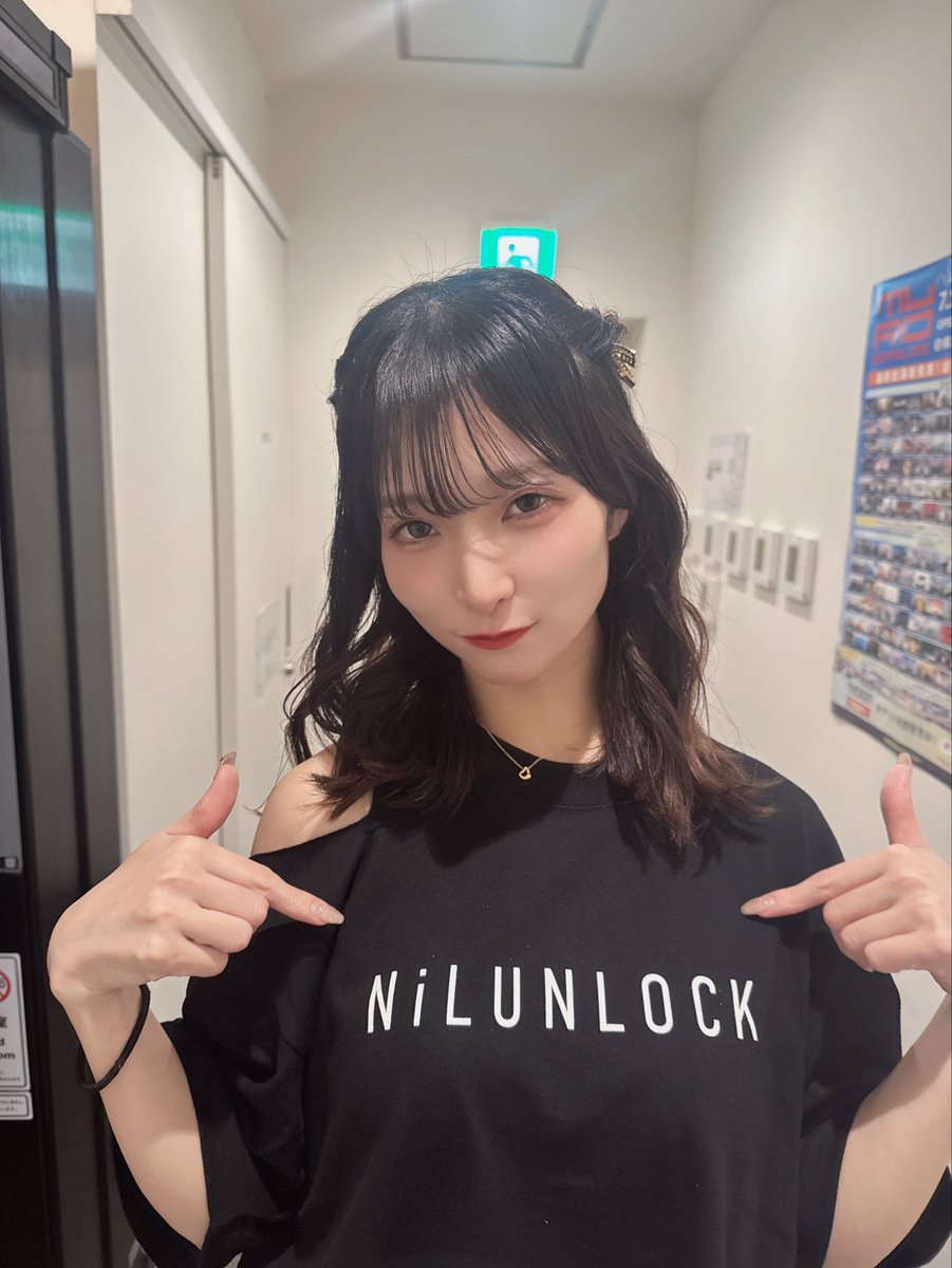 maina_tukishiro's tweet photo. 本日主催ライブ『Lock On Vol.5』ありがとうございました〜🤍
ニルアンTシャツ着て出れたの嬉しかったああああ🤭🙌

次は21日の夜恵比寿でまってます🦐
明後日の配信もみてねん🍒 https://t.co/aI8GIqyiPj