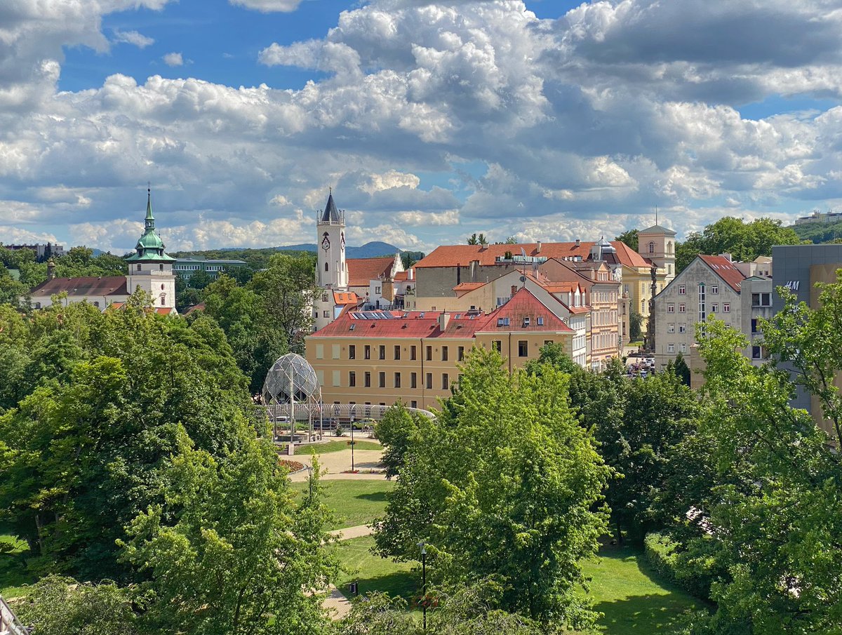 Hochtouren's tweet photo. dieses neue Motiv von Teplitz (CZ) entdeckte ich heute Nachmittag vom Dach eines Einkaufszentrums nahe des nam. Svobody - gefällt mir sehr gut, das viele Grün, ein Brunnen, die Kirchtürme und hinten die Berge https://t.co/h0oPrHscPm